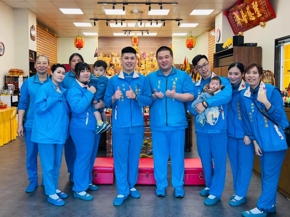 本堂宮主與執事團隊合影